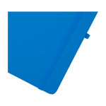 Caderno com bordas arredondadas e capa macia, folhas A5 pautadas cor azul-claro vista detalhe 1