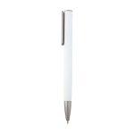 Caneta de alumínio reciclado com clipe prateado, tinta azul cor branco vista lateral