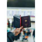 Porta-passaporte rastreável com localização Encontrar da Apple cor preto vista de ambiente