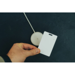 Cartão ultrafino localizador para porta-notas com Encontrar cor branco vista de ambiente