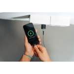 Carregador duplo de plástico reciclado com adaptador europeu 20 W cor preto vista de ambiente 3
