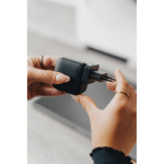 Carregador duplo de plástico reciclado com adaptador europeu 20 W cor preto vista de ambiente 4