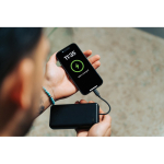 Powerbank ecológico para 2 dispositivos com indicador de carga 20 W cor preto vista de ambiente