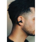 Auriculares sem fios com função de chamada e impermeáveis IPX4 cor preto vista de ambiente 2