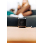 Colunas com materiais reciclados e microfone incorporado cor preto vista de ambiente