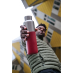 Garrafa térmica de aço reciclado com tampa antifugas 600 ml cor vermelho vista de ambiente
