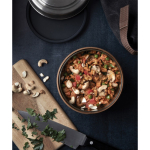 Lancheira de vidro com tampa de silicone antigotas Black+Blum 750 ml vista de ambiente 4