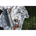 Garrafa térmica de aço inoxidável com pega Black+Blum 500 ml cor turquesa vista de ambiente