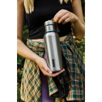 Garrafa térmica de aço inoxidável com pega Black+Blum 500 ml cor turquesa vista de ambiente 2