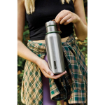 Garrafa térmica de aço inoxidável com pega Black+Blum 500 ml cor verde oliva vista de ambiente