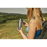 Garrafa térmica de aço inoxidável com pega Black+Blum 500 ml cor verde oliva vista de ambiente 4