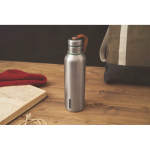 Garrafa térmica de aço inoxidável com pega Black+Blum 500 ml cor verde oliva