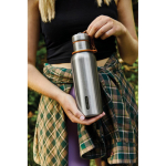 Garrafa térmica de aço inoxidável com pega Black+Blum 500 ml vista de ambiente