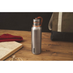 Garrafa térmica de aço inoxidável com pega Black+Blum 500 ml vista de ambiente 4