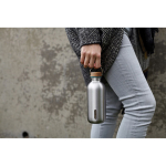 Garrafa de água de aço inoxidável com antigotas Black+Blum 600 ml cor turquesa vista de ambiente 4
