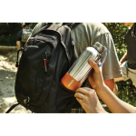 Garrafa térmica grande de aço inoxidável Black+Blum 850 ml cor cor-de-laranja vista de ambiente 3