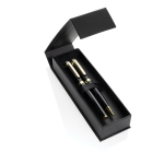 Conjunto de canetas de latão reciclado com detalhe dourado, tinta azul cor preto vista com caixa
