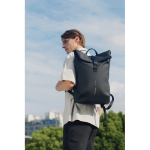 Mochila multiusos com tecido hidrorresistente e aba PC 16'' cor preto vista de ambiente