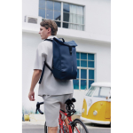 Mochila multiusos com tecido hidrorresistente e aba PC 16'' cor azul-marinho vista de ambiente 4