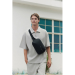 Bolsa tiracolo multiusos com design antirroubo para tablet 8'' cor preto vista de ambiente