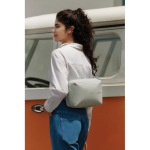 Bolsa tiracolo multiusos com design antirroubo para tablet 8'' cor branco-sujo vista de ambiente
