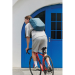 Mochila antirroubo hidrorresistente, capacidade 26 L e PC 16'' cor azul vista de ambiente