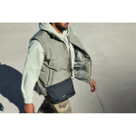 Bolsa tiracolo espaçosa de rPET com alça ajustável 3,5 L Bellroy cor preto vista de ambiente 2