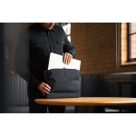 Capa de rPET impermeável com acolchoado de espuma PC 16'' Bellroy cor preto vista de ambiente 3