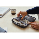 Estojo para dispositivos tecnológicos com fecho de correr Bellroy cor preto vista de ambiente 3