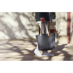 Saco tote com bolsos interiores e capacidade de 15 L Bellroy cor preto vista de ambiente 3