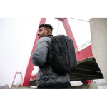 Mochila com bolso frontal com fecho de correr PC 15,6'' Swiss Peak cor preto vista de ambiente