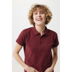 Polo piqué de algodão reciclado mulher casual fit 220 g/m2 Iqoniq cor bordeaux quarta vista com modelo