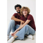 Polo piqué de algodão reciclado mulher casual fit 220 g/m2 Iqoniq cor bordeaux quinta vista com modelo