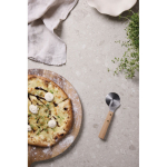 Cortador de pizza de aço inoxidável com cabo de madeira cor castanho vista de ambiente