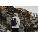 Mochila de viagem ecológica com compartimento lateral para garrafa cor preto vista de ambiente 2