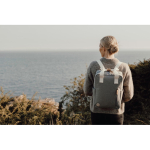 Mochila de viagem ecológica com compartimento lateral para garrafa cor cinzento vista de ambiente 2