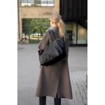 Saco max de poliéster reciclado com bolsos interiores e exteriores cor preto vista de ambiente 2