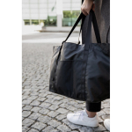 Saco max de poliéster reciclado com bolsos interiores e exteriores cor preto vista de ambiente 4