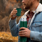 Termos com chávena de 120 ml de aço inoxidável reciclado 500 ml vista de ambiente