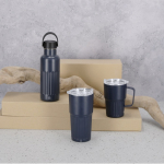 Copo de aço inoxidável reciclado de design em relevo 500 ml vista de ambiente