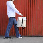 Mochila macia ao toque com fecho de fivela e tira para trolley 14'' cor bege vista de ambiente
