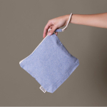 Nécessaire de algodão reciclado, cor pastel, tira de pulso de cordão cor azul quinta vista