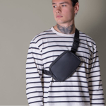 Bolsa tiracolo de couro sintético com um bolso exterior no verso segunda vista