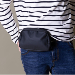 Bolsa tiracolo de couro sintético com um bolso exterior no verso terceira vista