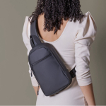 Bolsa tiracolo de couro sintético com um bolso exterior na frente segunda vista