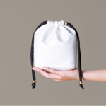 Saco pequeno de nylon com fecho elegante de cordões pretos quarta vista