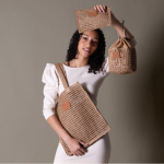 Nécessaire de papel de ráfia com etiqueta de couro para personalizar