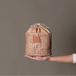 Nécessaire de papel de ráfia em forma de saco com fecho de cordão primeira vista
