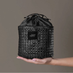 Nécessaire de papel de ráfia em forma de saco com fecho de cordão terceira vista