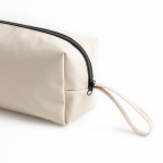 Nécessaire de couro sintético com bolso principal com fecho de correr cor bege